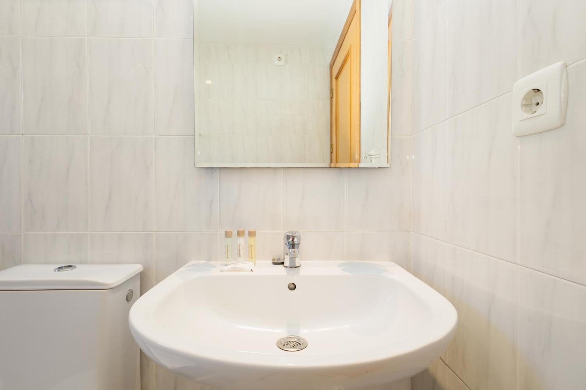 Beautiful Townhouse Walking Distance To The Beach In Costabella, Marbella Exterior foto