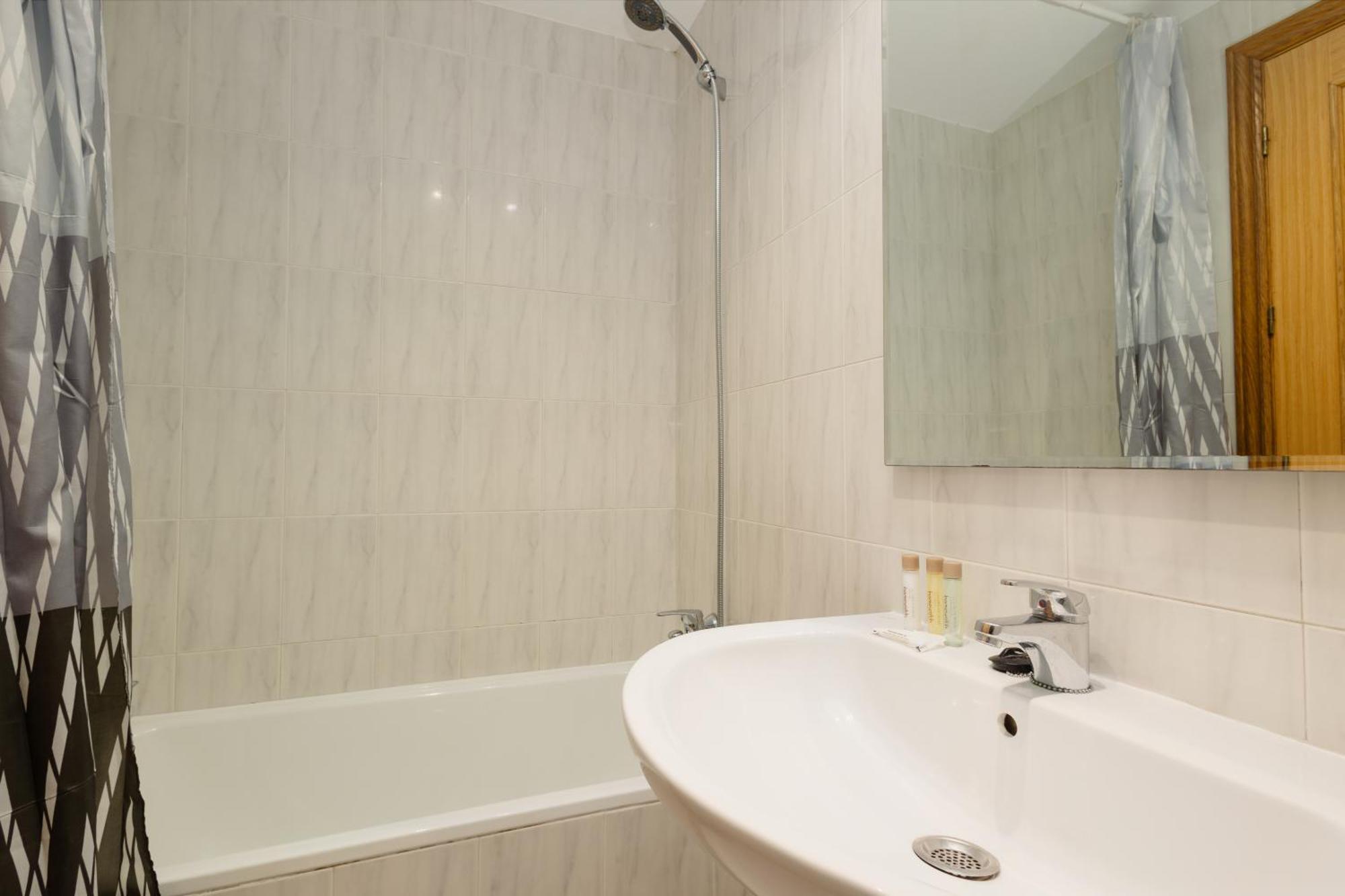 Beautiful Townhouse Walking Distance To The Beach In Costabella, Marbella Exterior foto